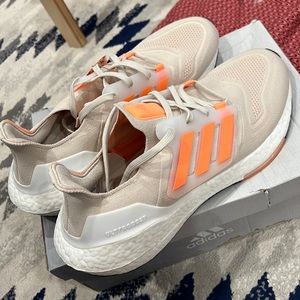 ADIDAS ULTRABOOST 22 FTW GX6666 Women's Running Shoes